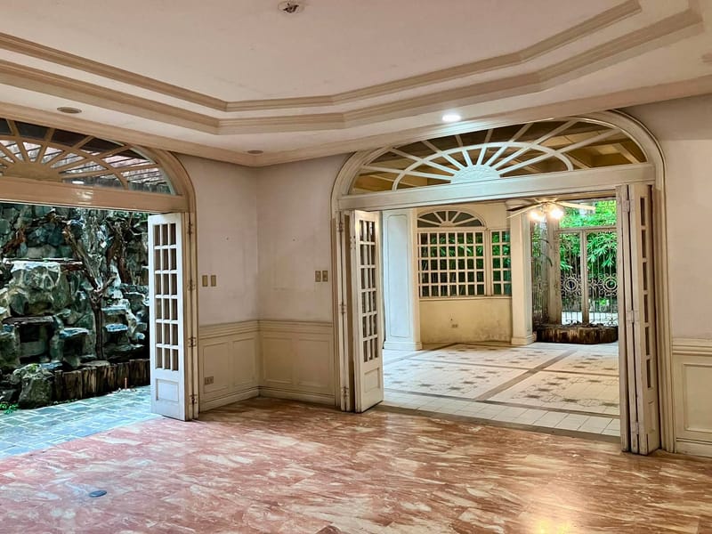 Spacious 12-Bedroom House in Loyola Grand Villas with 6-Car Garage and Gardens